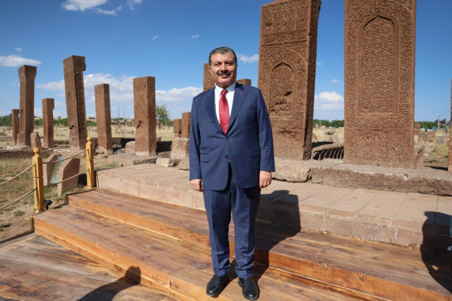 Ahlat Selçuklu Mezarlığı'nı ziyaret eden Bakan Koca'nın gururlu pozu