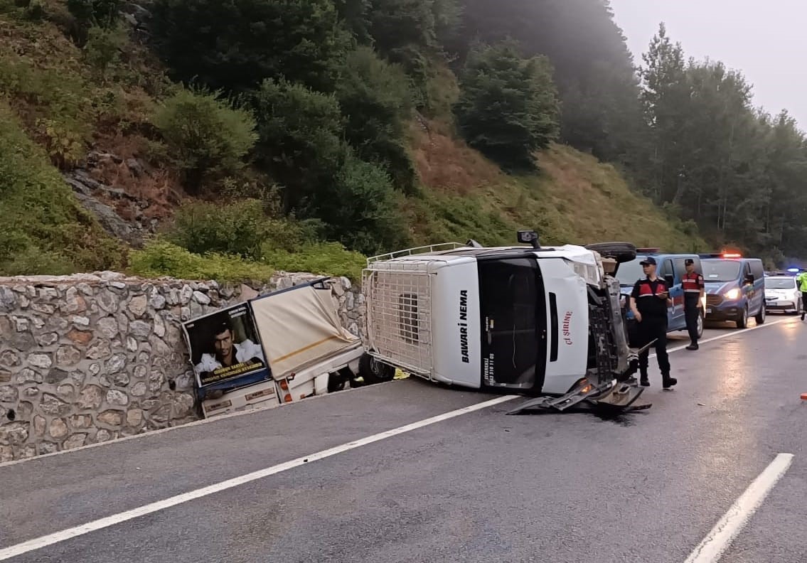 Bursa’da tarım işçilerini taşıyan minibüs devrildi: 4’ü çocuk 10 yaralı