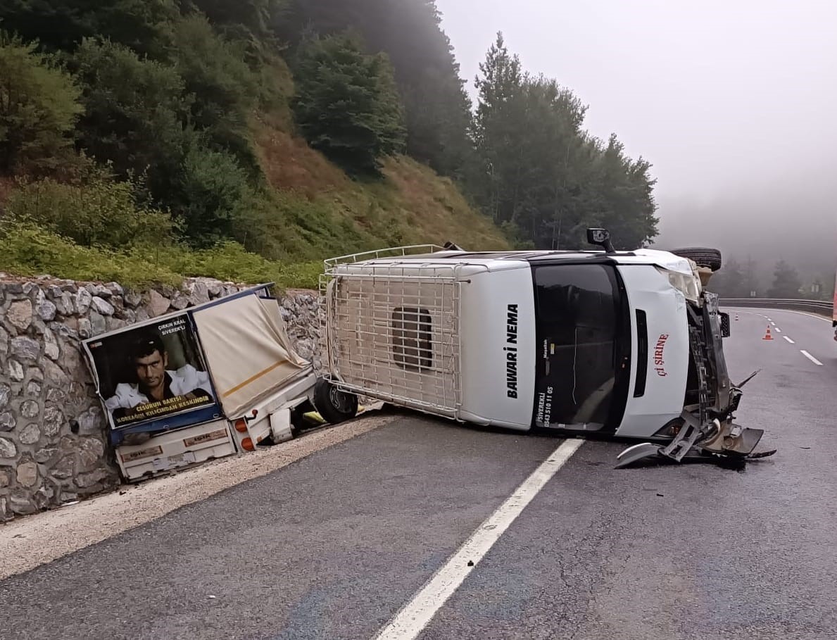 Bursa’da tarım işçilerini taşıyan minibüs devrildi: 4’ü çocuk 10 yaralı