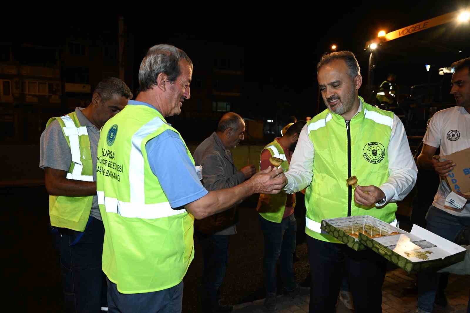 Ankara yolunda gece mesaisi sürüyor