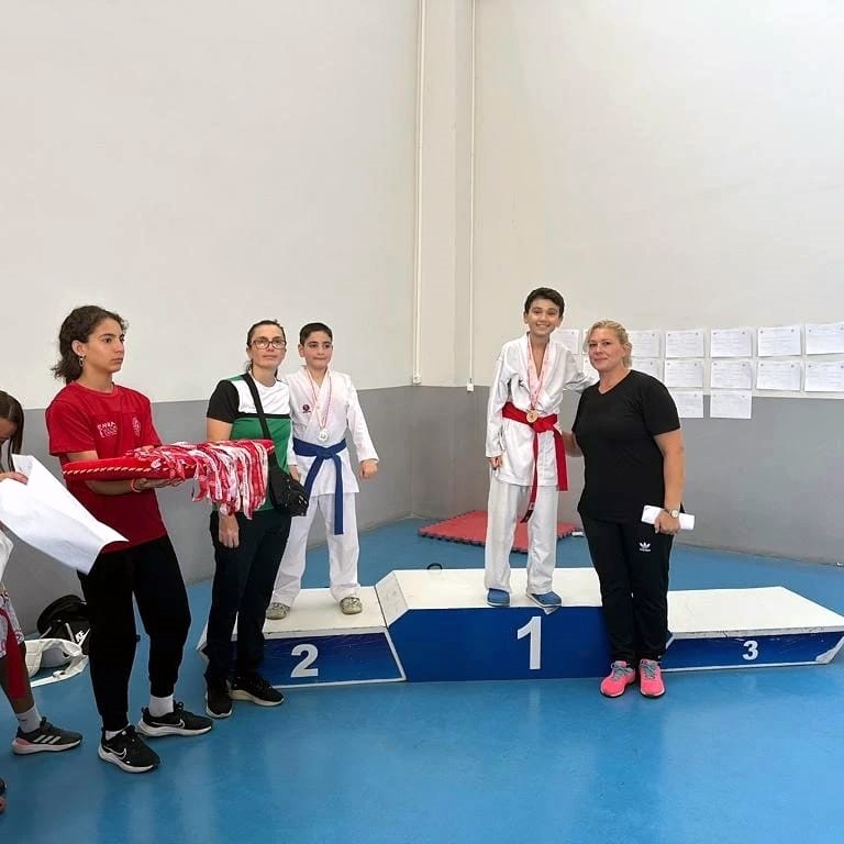 İlk defa katıldıkları karate müsabakasında 6 madalya kazandılar