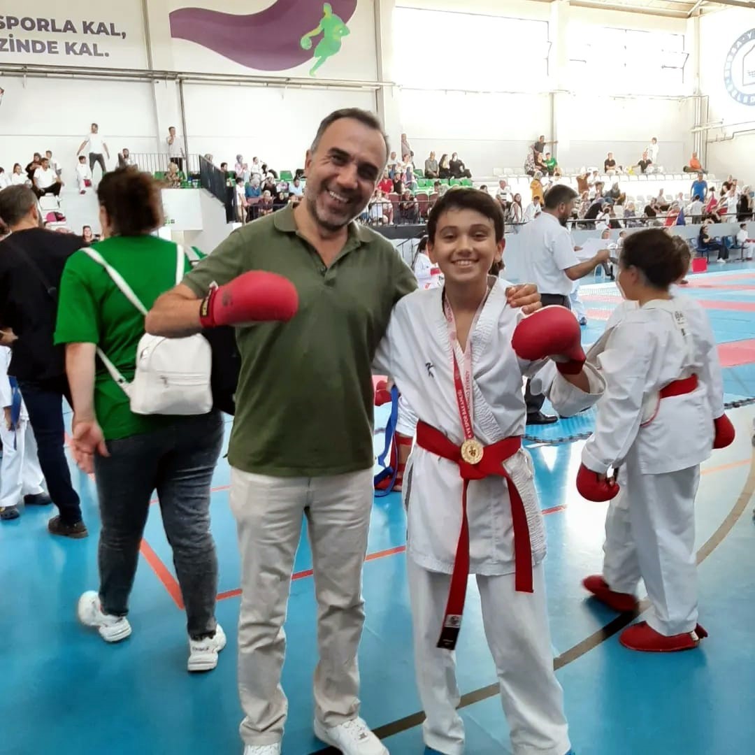 İlk defa katıldıkları karate müsabakasında 6 madalya kazandılar