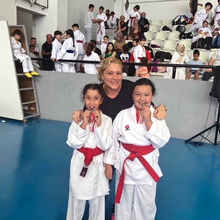 İlk defa katıldıkları karate müsabakasında 6 madalya kazandılar