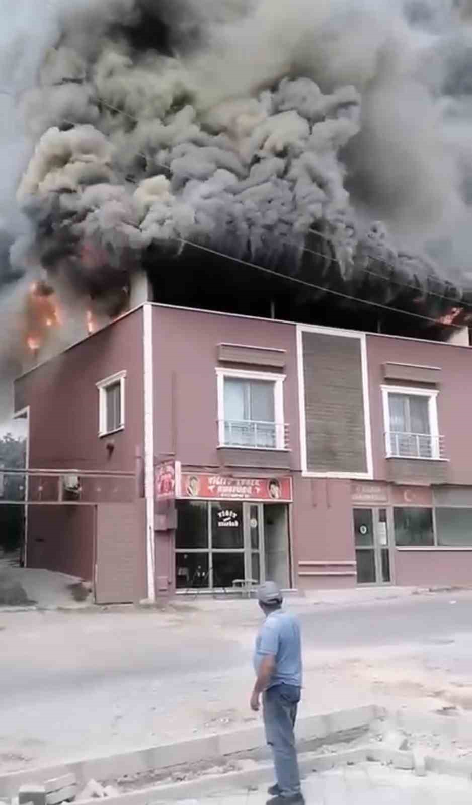 Binanın çatı katı alevlere teslim oldu