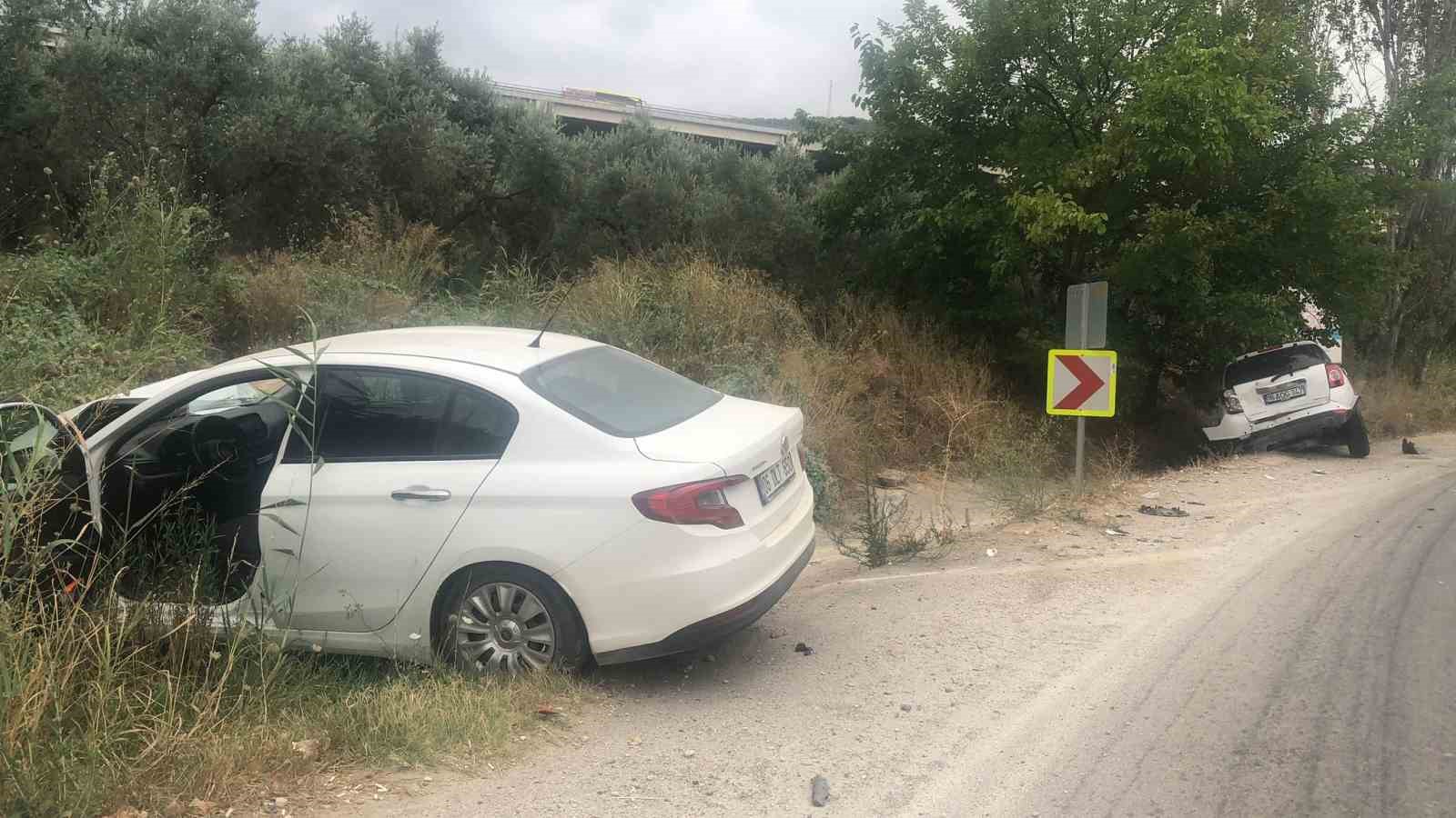 Gemlik’te mazot dökülen yolda 3 araç kazaya karıştı