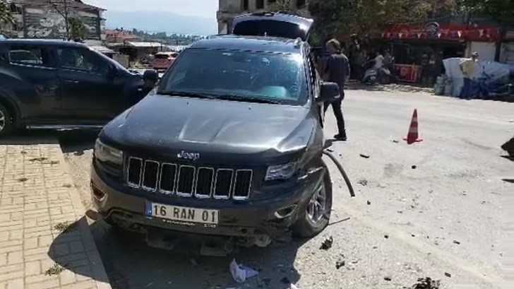 Virajı alamadı, karşı şeritten gelen cipe böyle çarptı