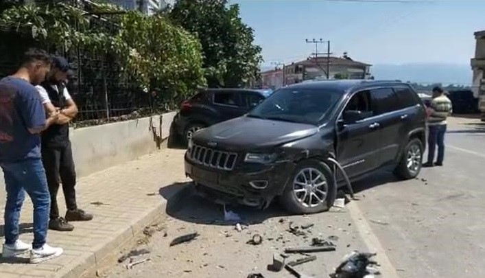 Virajı alamadı, karşı şeritten gelen cipe böyle çarptı