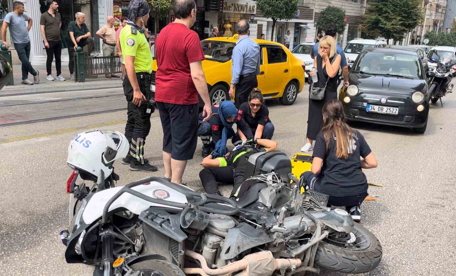 Kadın sürücü trafik polisine böyle çarptı