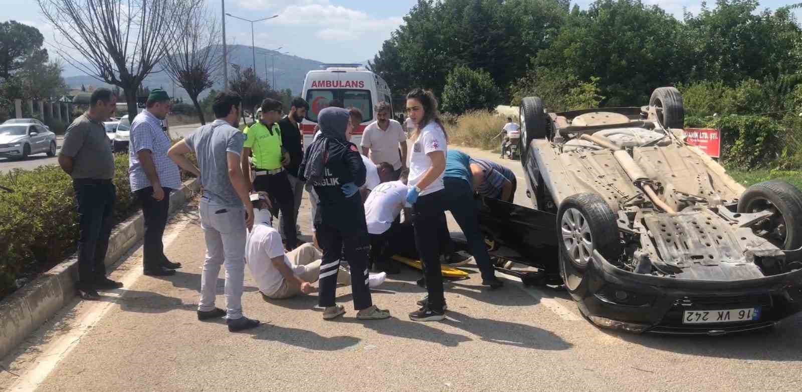 Bursa’da 3 kişinin yaralandığı kaza anı kamerada