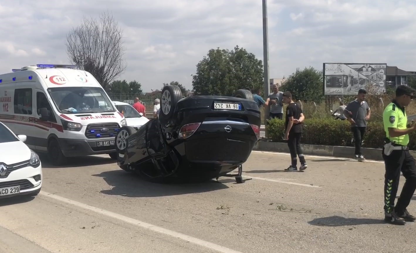 Bursa’da 3 kişinin yaralandığı kaza anı kamerada