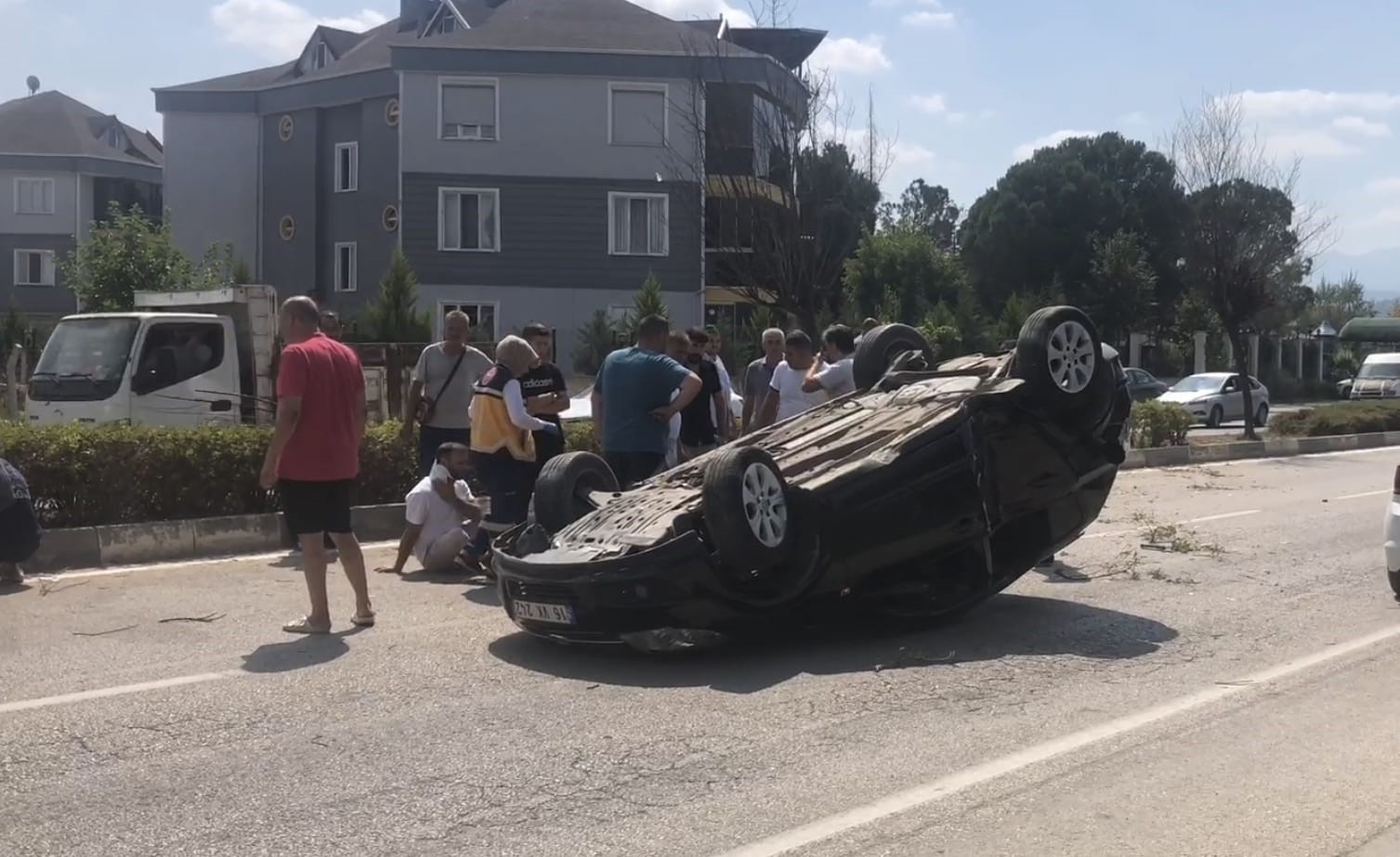 Bursa’da 3 kişinin yaralandığı kaza anı kamerada