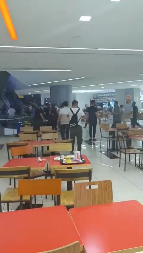 AVM’de yangın çıktı, vatandaşlar yemeklerini bırakıp kaçtı