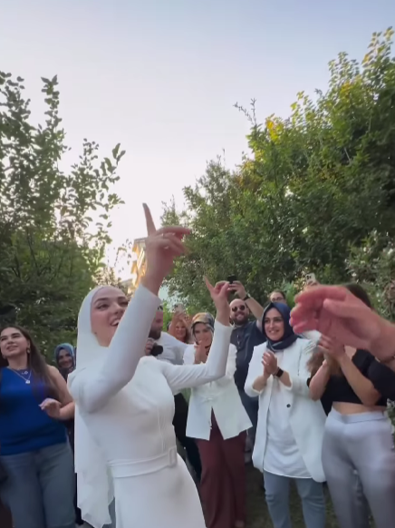 Güldür Güldür Show'un Mesut'u Uğur Bilgin, İrem Uslu ile evlendi! Bilgin'in serenadı düğüne damga vurdu