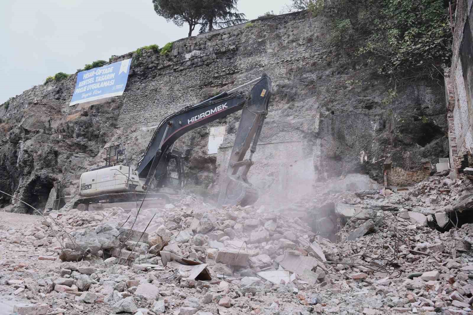 Osmangazi’den tarihi ortaya çıkartan yıkım