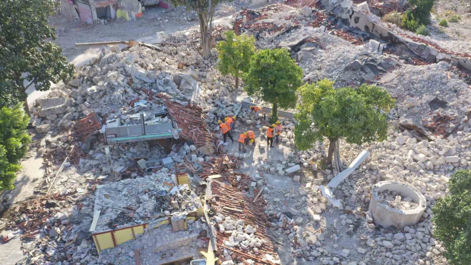 Büyük depremde yıkılan 752 yıllık Ulu Cami’nin enkazı temizleniyor