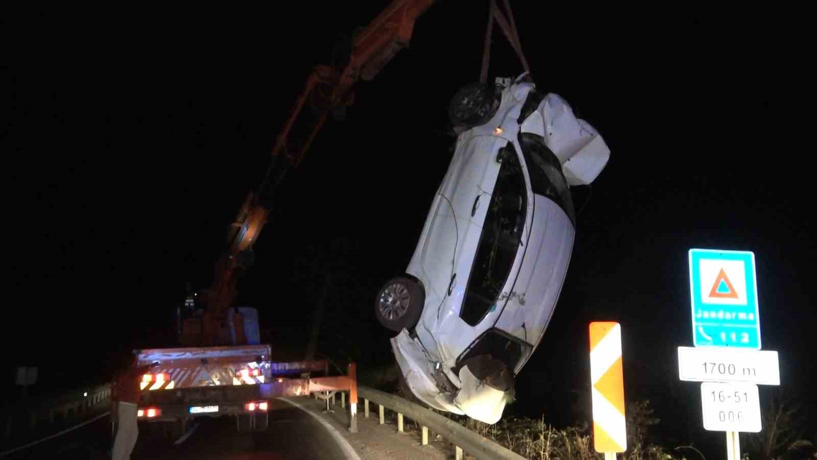 Şarampole uçan otomobilden burunları kanamadan çıktılar