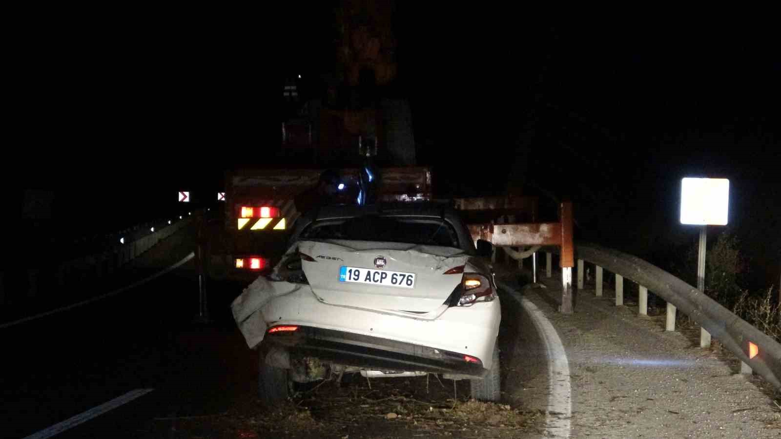 Şarampole uçan otomobilden burunları kanamadan çıktılar