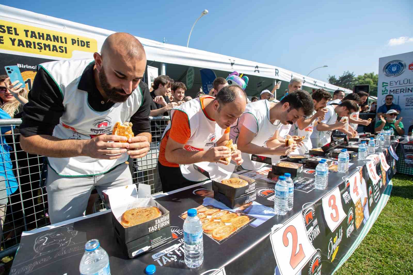 8 tahanlı pide yedi, 10 altın kazandı