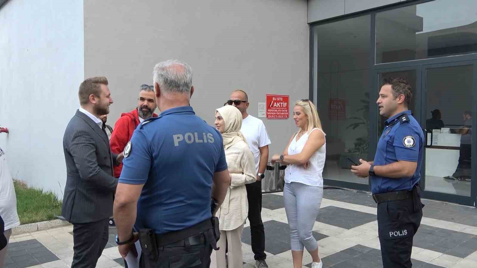 (Özel) İş merkezinde 83 ofise elektrik şoku...14 katı yürüyerek çıkıyorlar