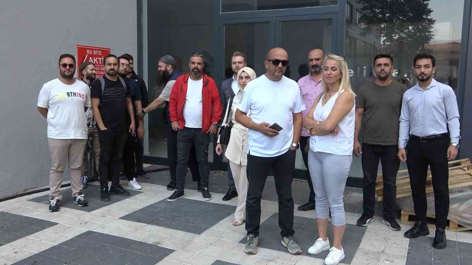 (Özel) İş merkezinde 83 ofise elektrik şoku...14 katı yürüyerek çıkıyorlar