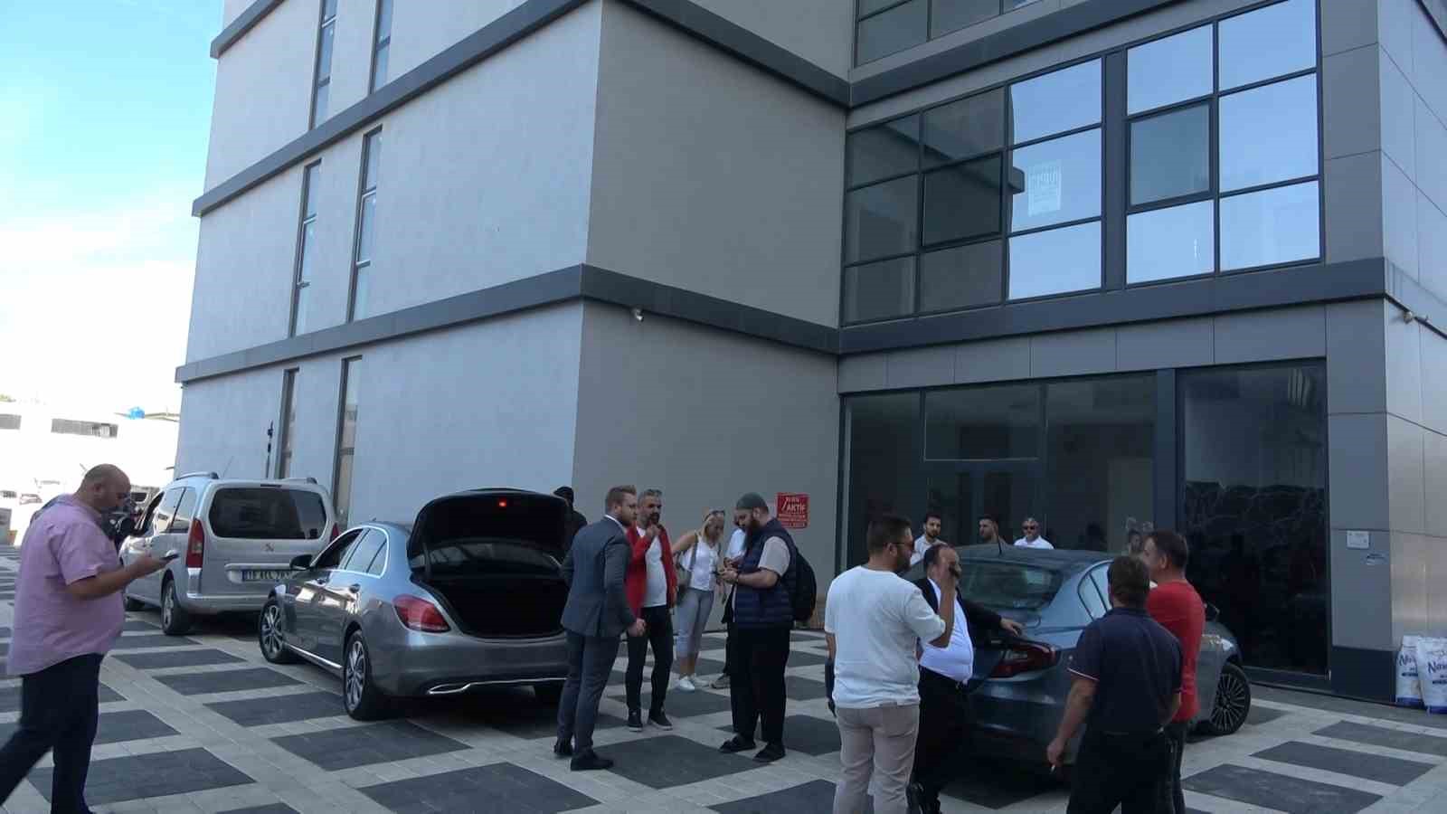 (Özel) İş merkezinde 83 ofise elektrik şoku...14 katı yürüyerek çıkıyorlar