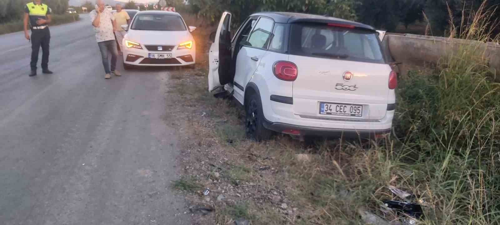 Virajı alamayan otomobil karşıdan gelen iki otomobile çarptı: 4 yaralı