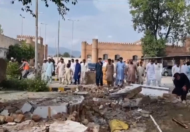 Pakistan'da aynı günde 2. bombalı saldırı! Cuma namazındakileri hedef aldılar, 3 kişi hayatını kaybetti