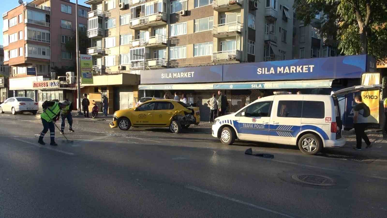 2 otomobil çarpıştı, araçlardan biri markete daldı