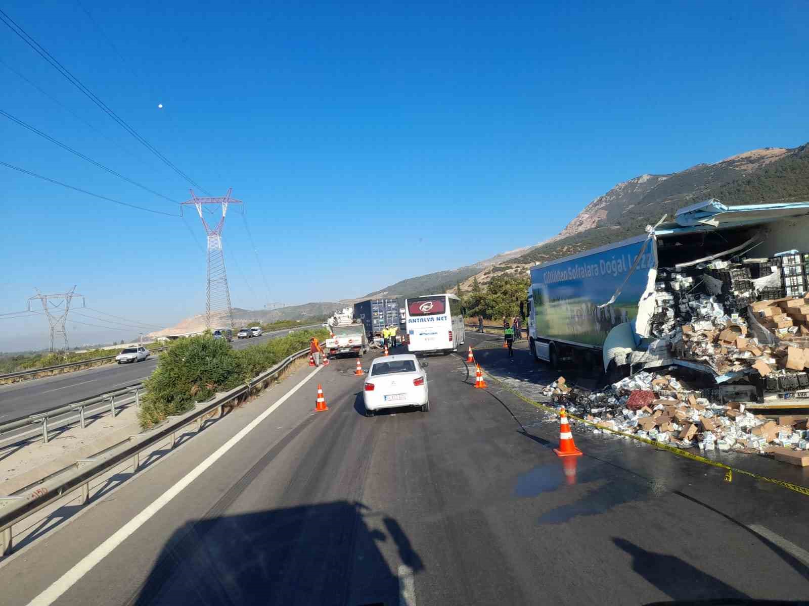 Arıza yapan tıra arkadan gelen tır çarptı : 2 ölü