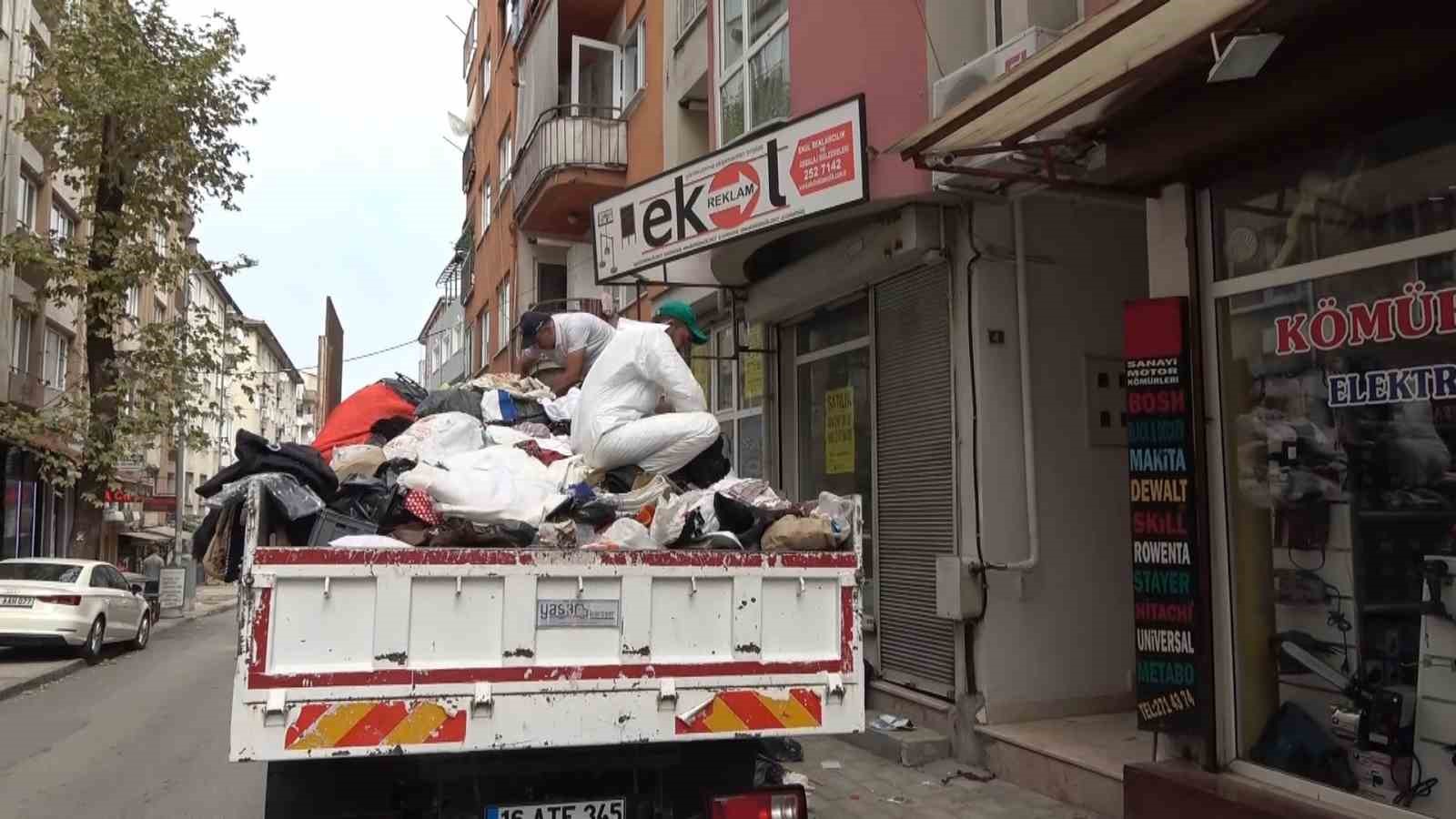 Sokak sokak çöp topladı, babasının evinde biriktirdi