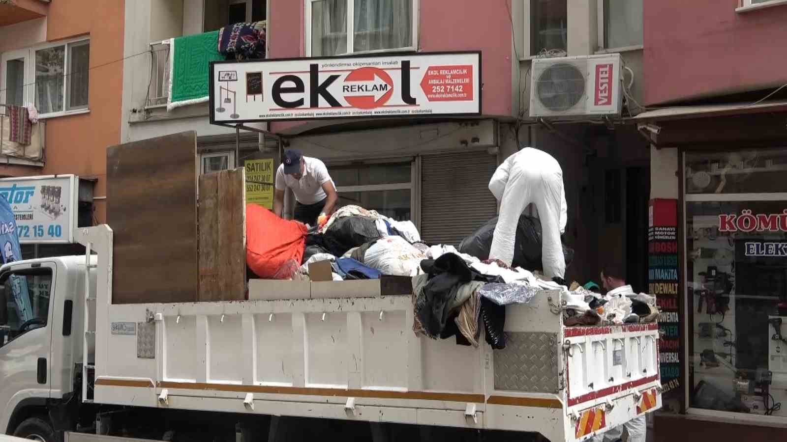 Sokak sokak çöp topladı, babasının evinde biriktirdi