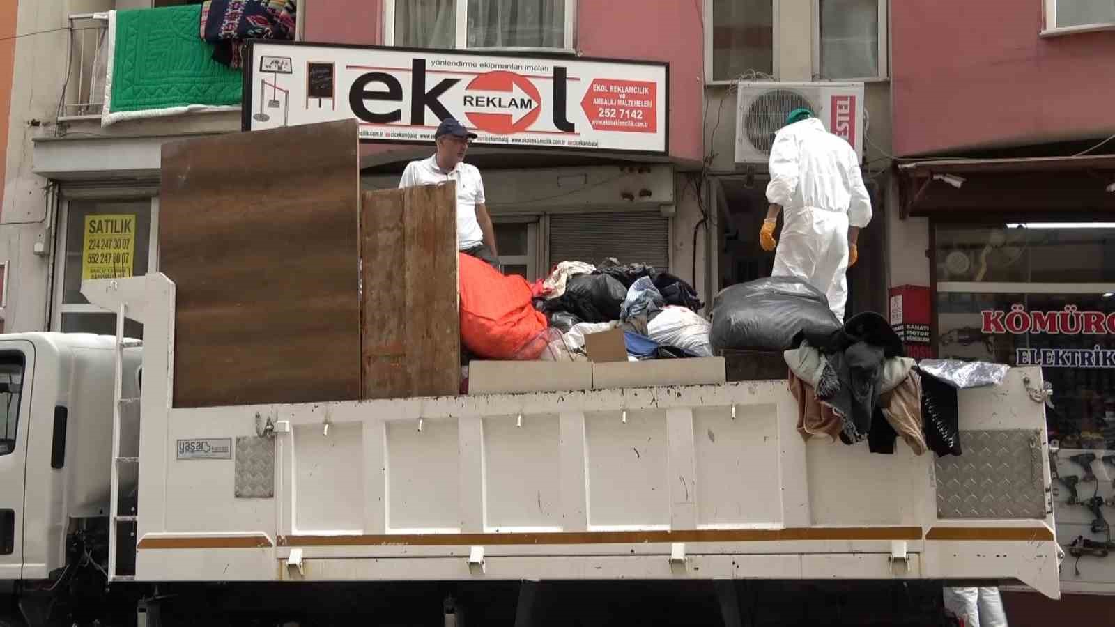 Sokak sokak çöp topladı, babasının evinde biriktirdi