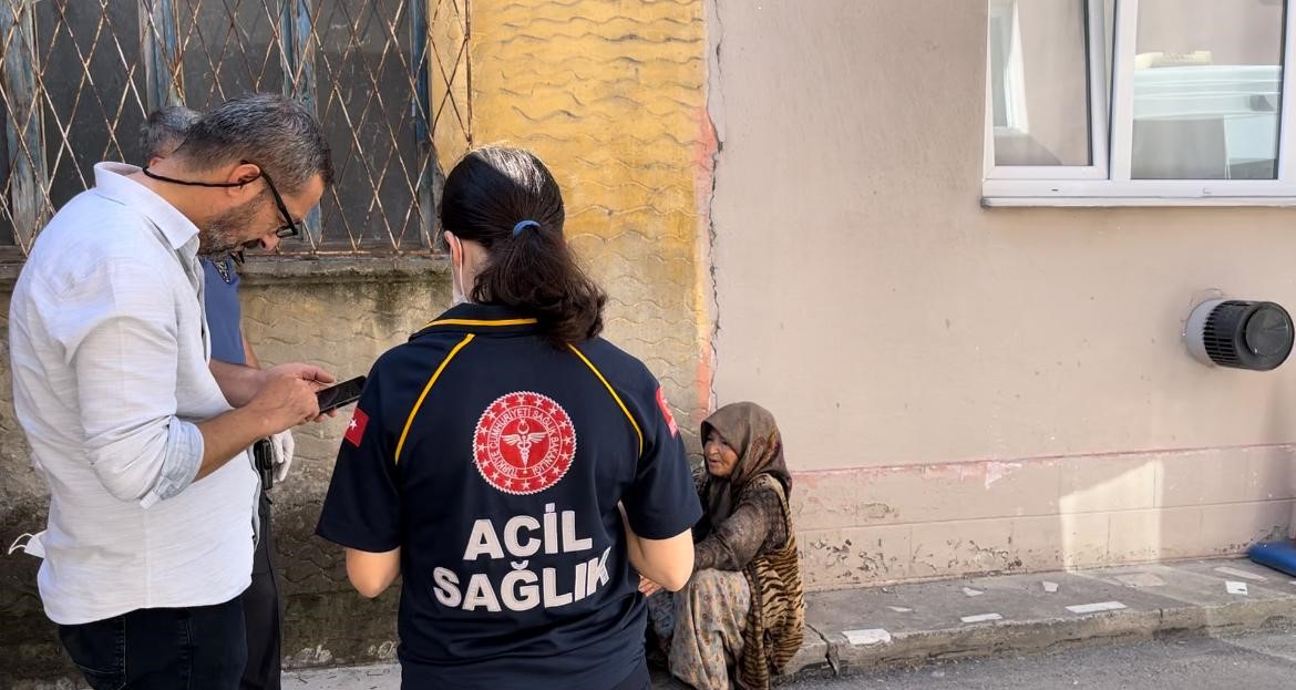 (Özel) Kamyon kamyon çöp çıktı...Evini temizlettirmek istemeyen kadın arka arkaya beddua yağdırdı