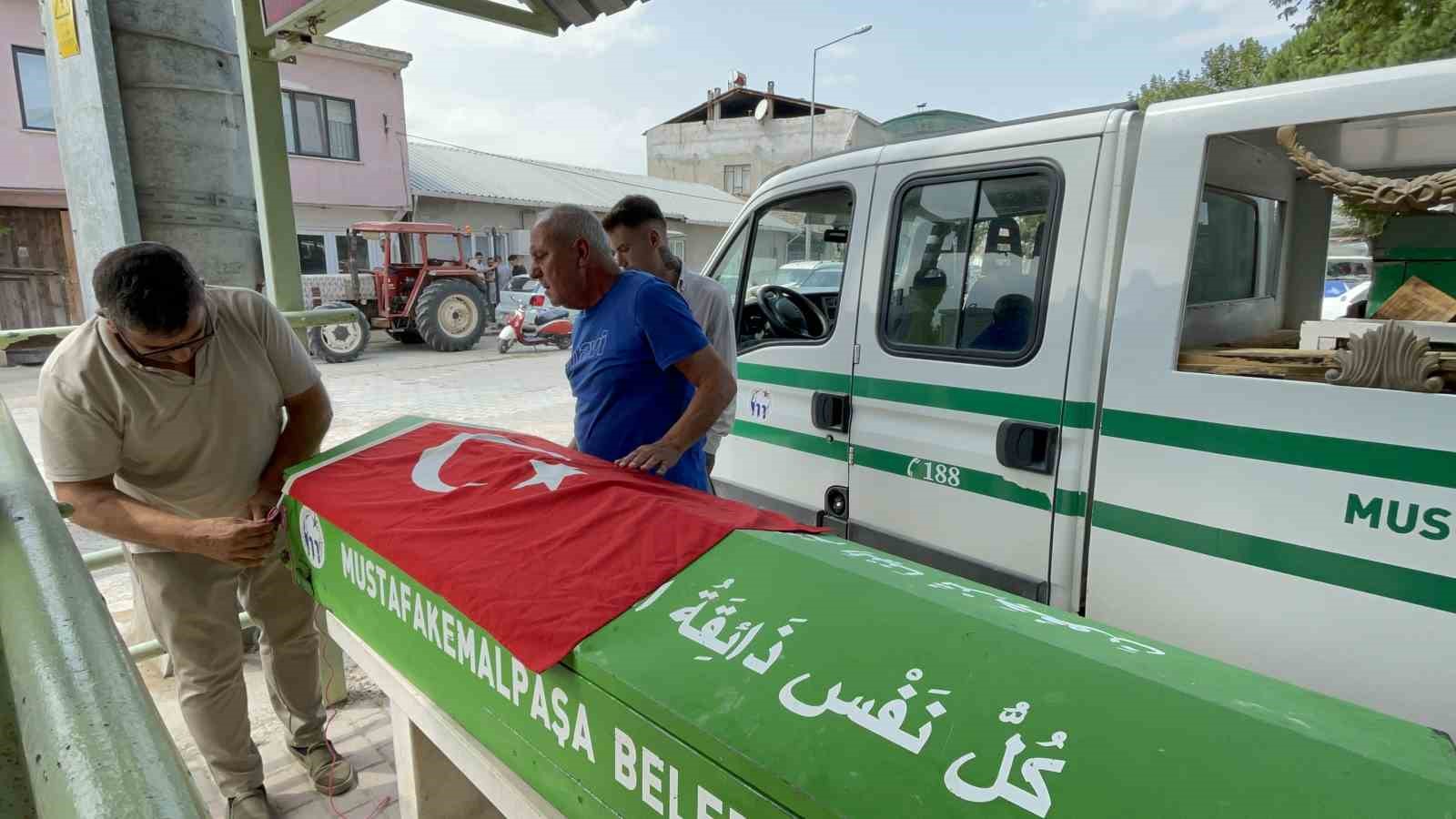 Sosyal medyada tıklanma rekoru kırmıştı, vefat edince cenazesine bayrak asıldı