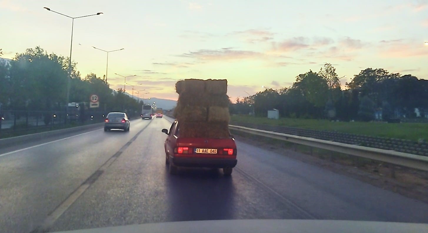 Otomobil üzerinde saman balyaları taşıdı