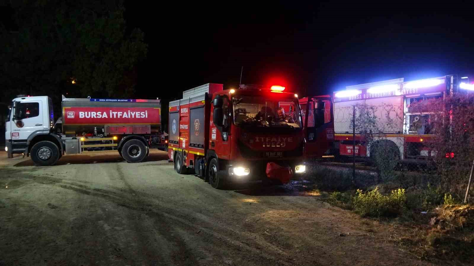 Bursa’da soğuk hava deposunda çıkan yangında alevler geceyi aydınlattı