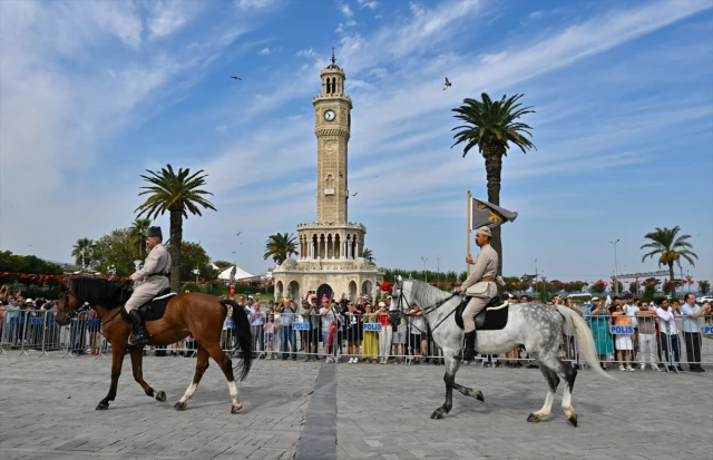 İzmir'de coşkulu kutlama! Türk ordusunun 101 yıl önce şehre girerken kullandığı güzergahta dev Türk bayrağı taşıdılar