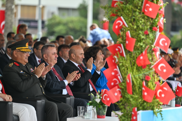 İzmir'de coşkulu kutlama! Türk ordusunun 101 yıl önce şehre girerken kullandığı güzergahta dev Türk bayrağı taşıdılar