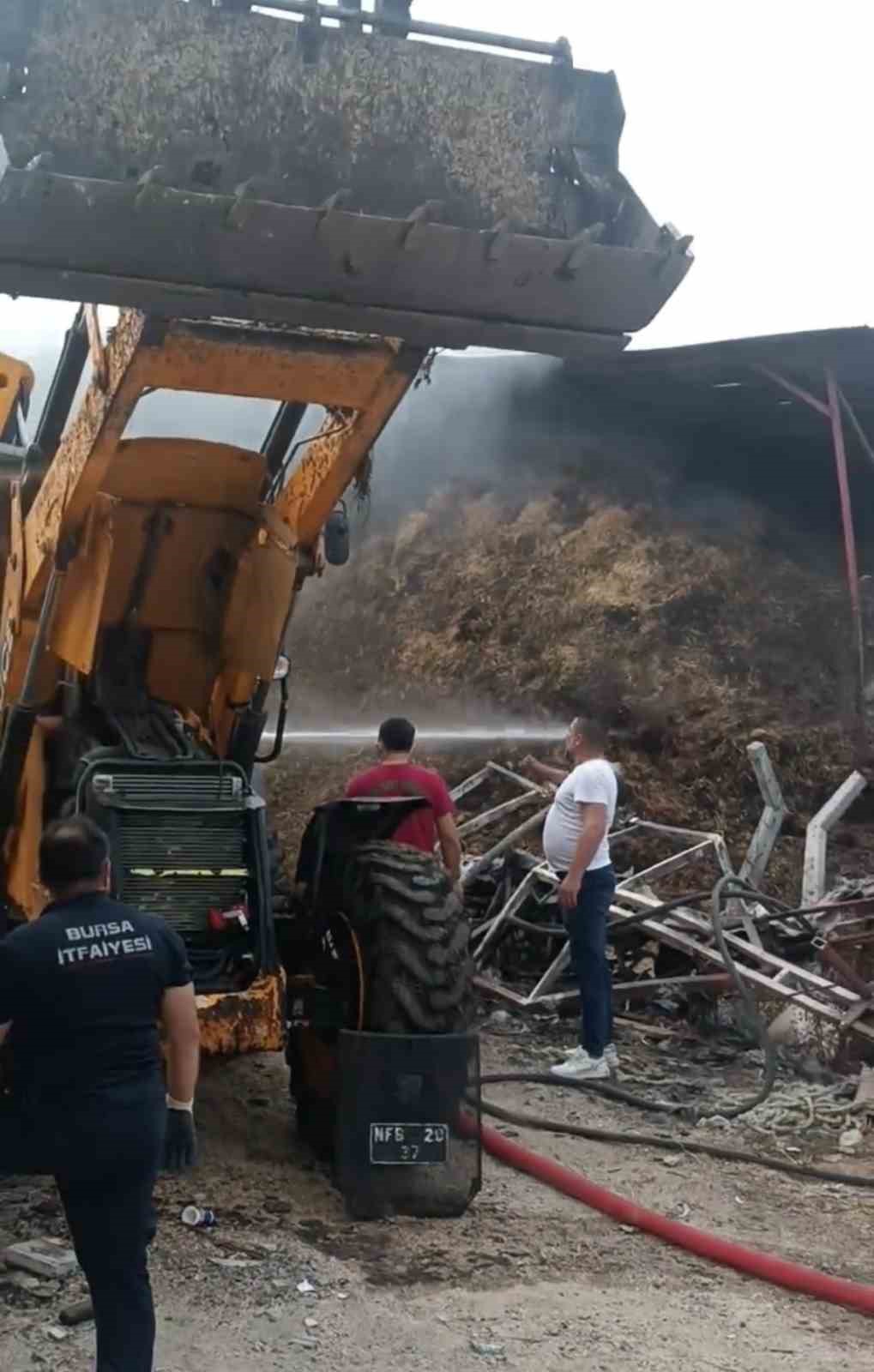 Çiftlikte bulunan yem dolu depo alev alev yandı