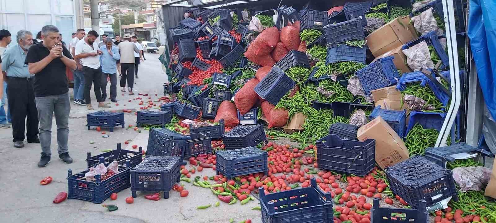 Kontrolden çıkan tır önce araçlara çarptı sonra devrildi: Kaza anı kamerada