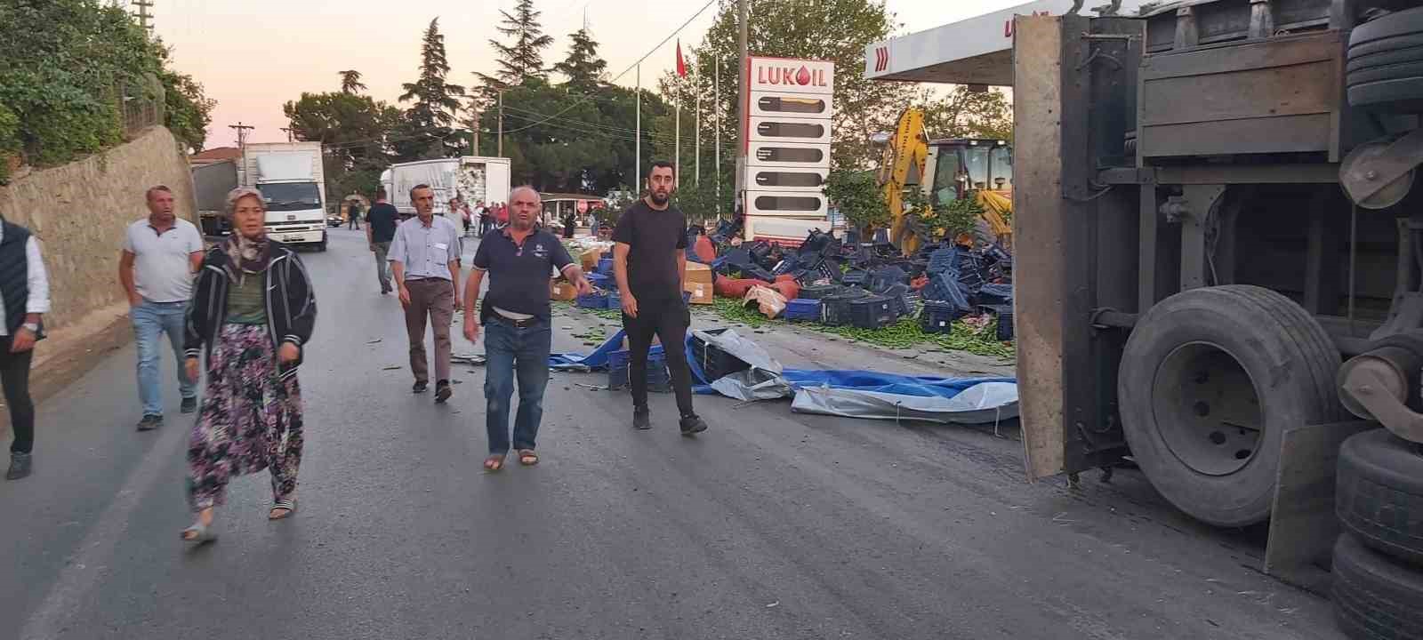 Kontrolden çıkan tır önce araçlara çarptı sonra devrildi: Kaza anı kamerada