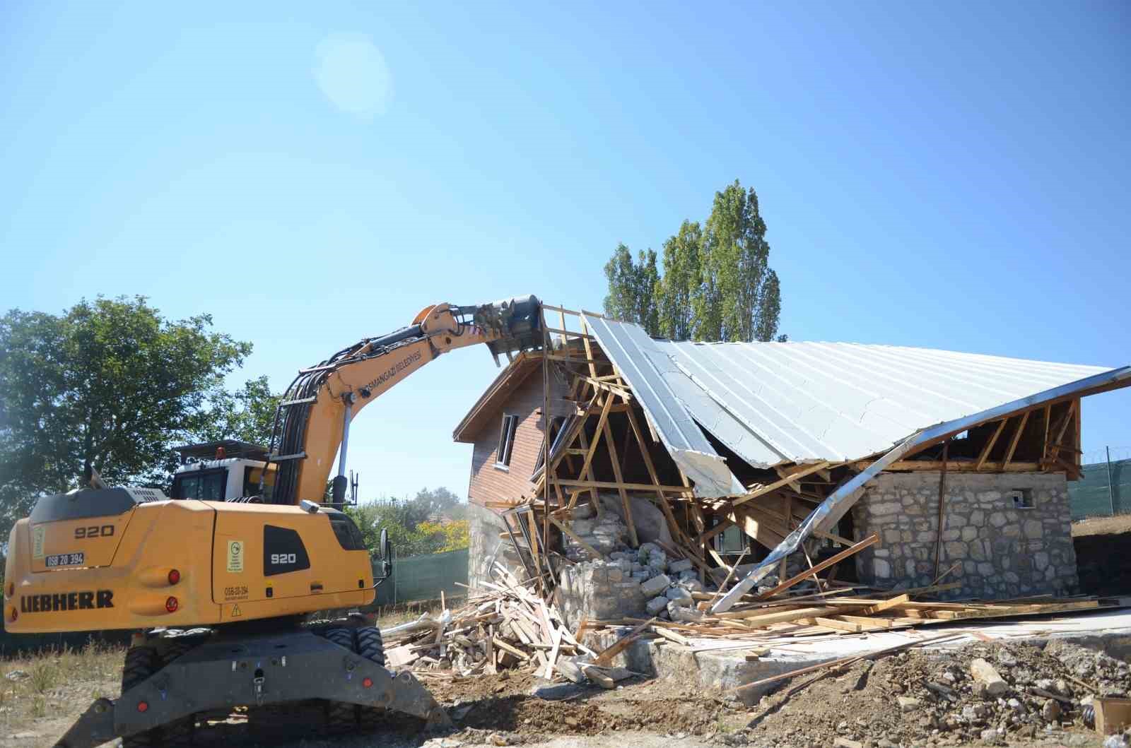 Uludağ’da kaçak villa inşaatı yerle bir edildi