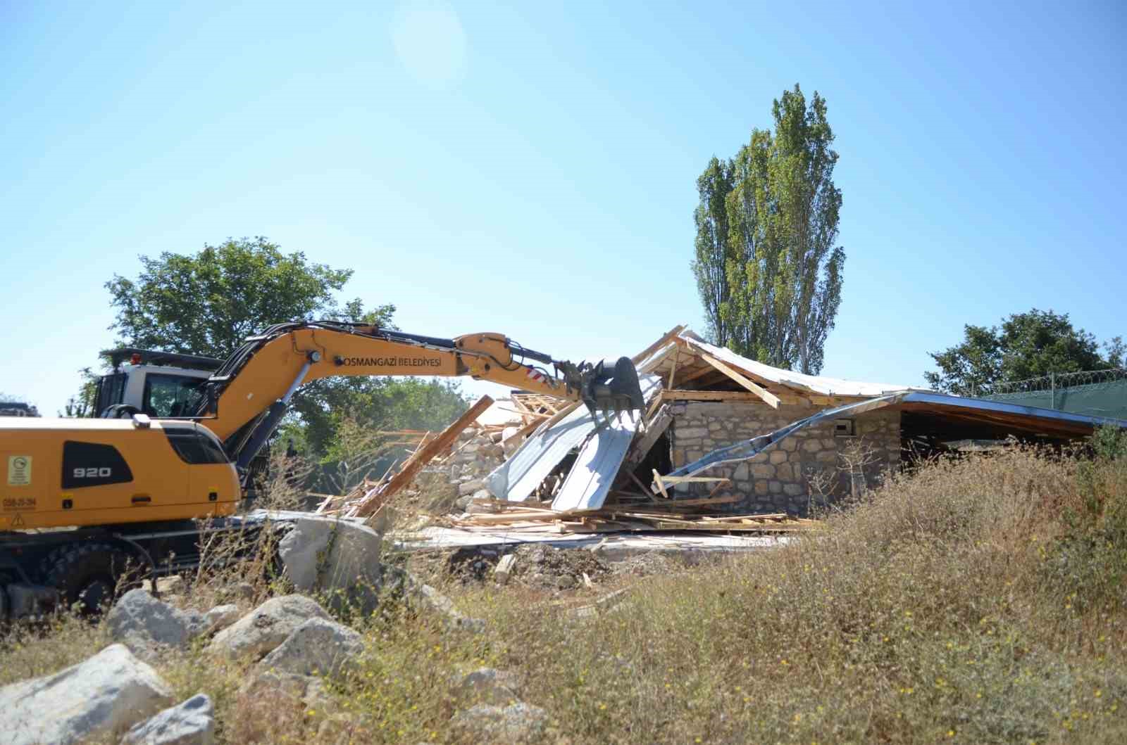 Uludağ’da kaçak villa inşaatı yerle bir edildi