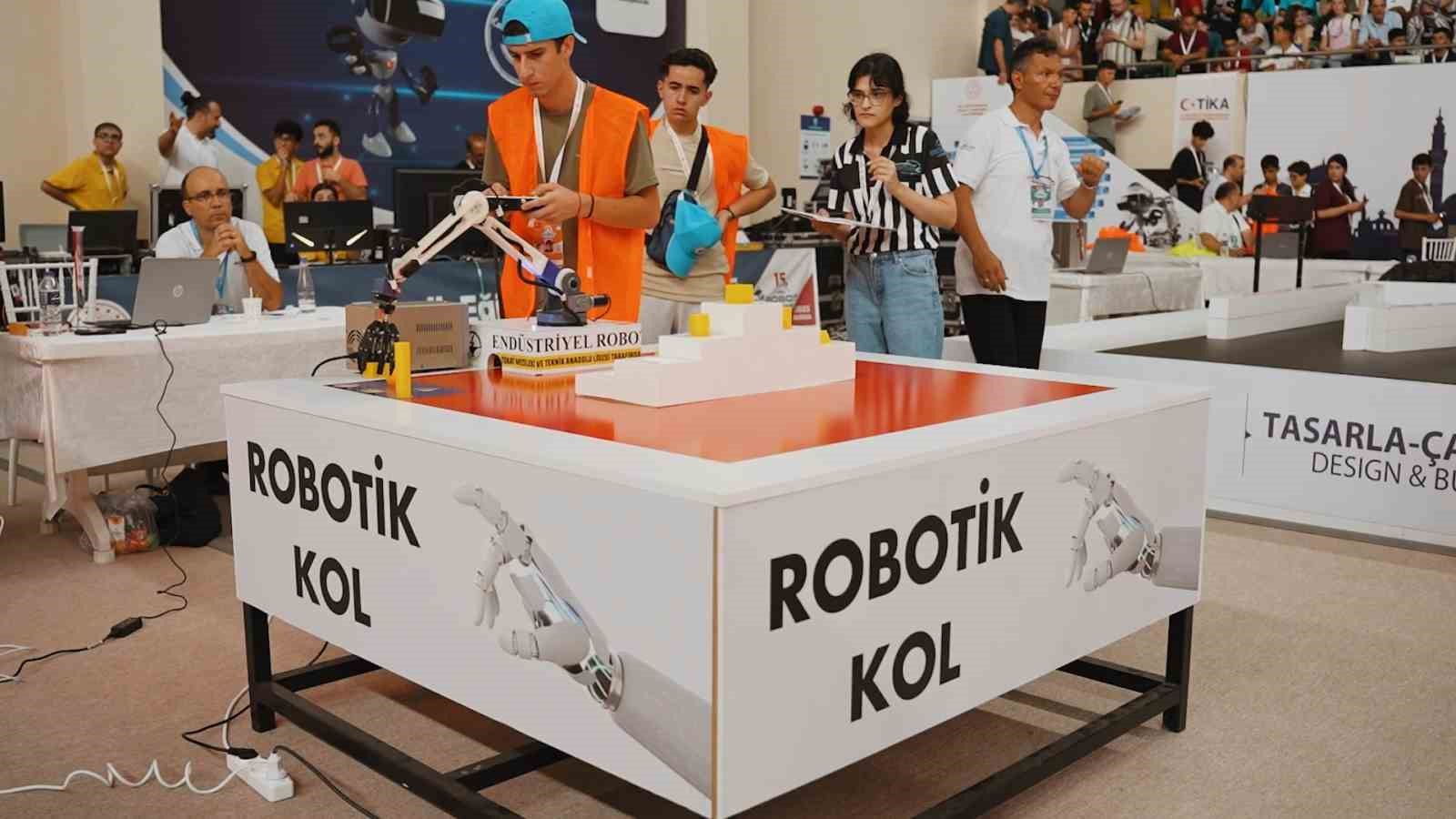 Ortaokul ve lise öğrencileri robotlarıyla büyüledi