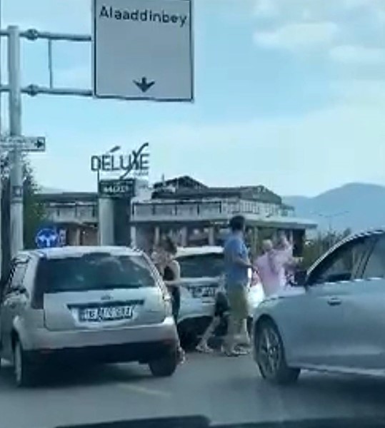 Kadınların tekme tokat kavgası kamerada