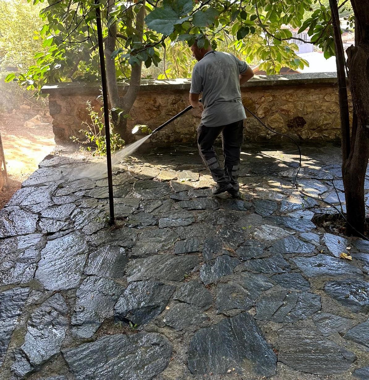 (Özel) Örümcek ağları bağlamıştı...Başkan o camiye sahip çıktı