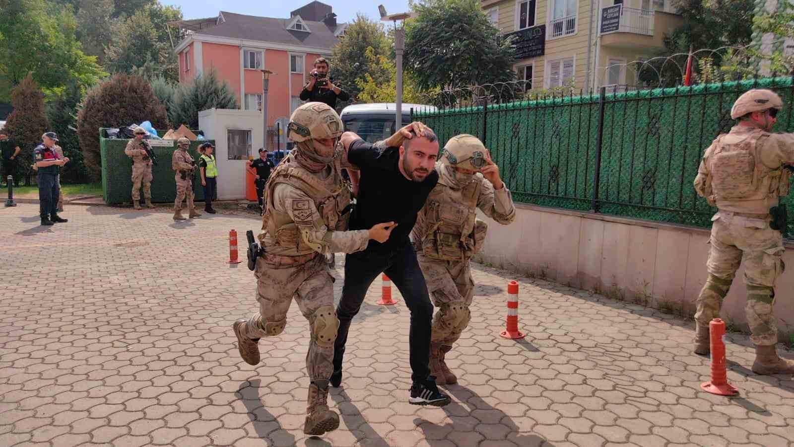 Bir ilçenin kabusu olmuşlardı...Terkinler çetesi üyeleri adliyeye böyle getirildi