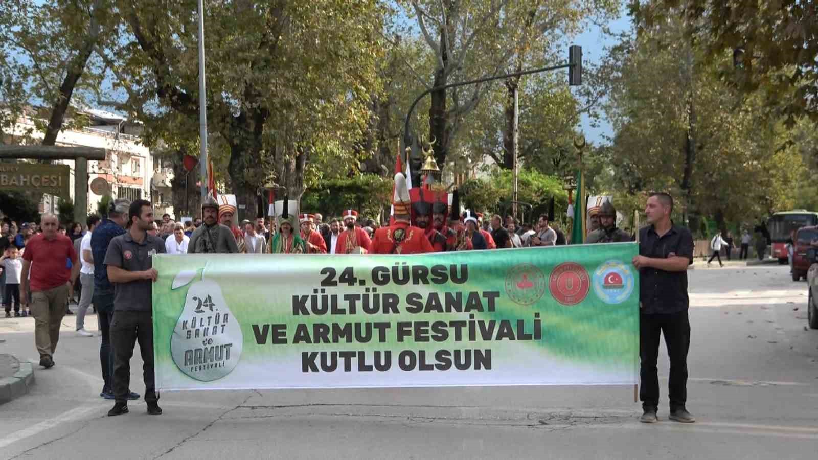 Traktörleriyle kortej katıldılar