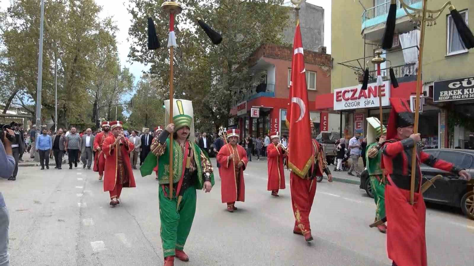 Traktörleriyle kortej katıldılar