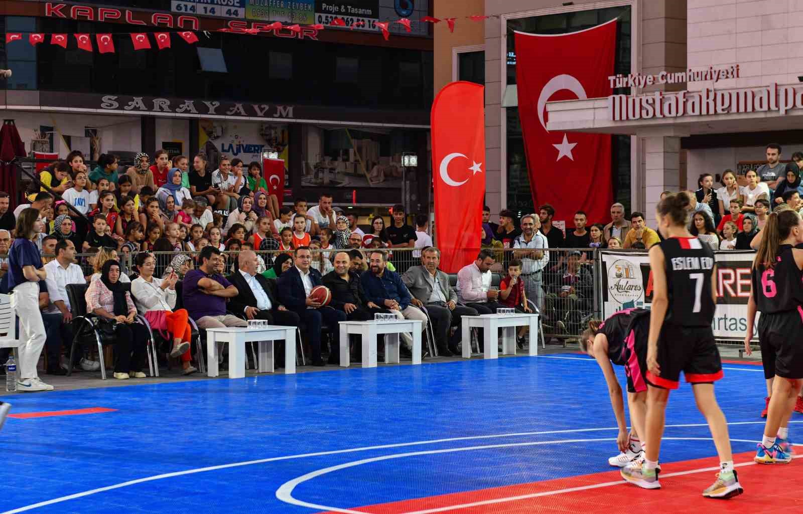 Mustafakemalpaşa’nın markası Tatlıtop Basketbol Şenlikleri başladı